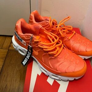 Nike Air Max Plus in orange